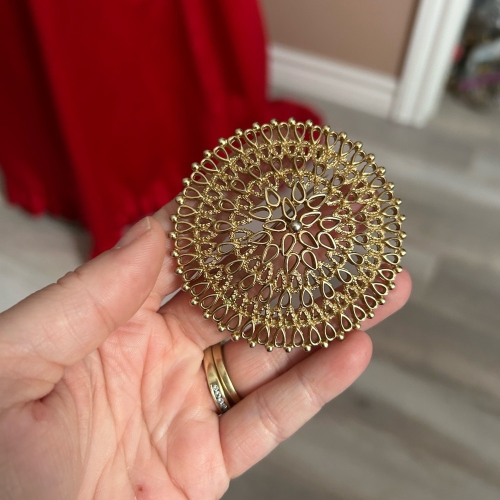 4/$100 SARAH Coventry Elegant Gold Filigree Brooch 💛